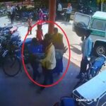 BREAKING NEWS: छत्तीसगढ़-झारखंड सीमा पर नक्सलियों ने मचाया तांडव, मुंशी को उतारा मौत के घाट, सड़क निर्माण में लगे गाड़ियों में लगाई आग…