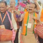 ‘लोन वर्राटू’ अभियान की ऐतिहासिक उपलब्धि: 1000 से अधिक माओवादियों ने छोड़ा हिंसा का रास्ता, आज 2 इनामी कमांडर समेत 12 नक्सलियों ने किया आत्मसमर्पण, एसपी ने काटा केक
